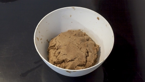 Kneed het geheel tot een mooi compact deeg met de ingrediënten van het pepernoten recept