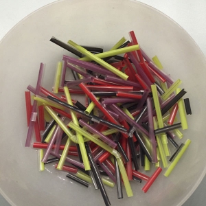 Knip de rietjes in verschillende groten zo krijg je een spontaner effect