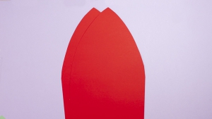 Knip de mijter-vormen uit en zet er een geel kruis op