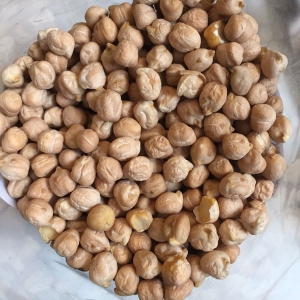 Laat je kind de kikkererwten voelen als ze droog zijn en wanneer ze geweld zijn, zo ervaart het de kracht van water.