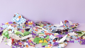 Schur de papieren in kleine stukjes