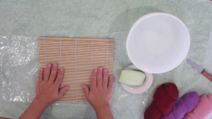 Met behulp van een bamboe-matje kun je makkelijker een rolletje maken van vilt!