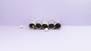 Leg het spelletje tegen de muur of tussen jullie in en je kunt beginnen met spelen