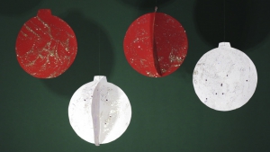 Deze kerstballen zijn gemaakt van enkel glitterlijm en karton