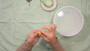 Draai net zolang tot je balletje van vilt zo hard is als je wilt