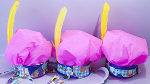 Nu nog de veer erop en de muts is klaar, tijd om te spelen.