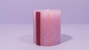 Oudere kinderen kunnen een schaar of mes gebruiken om de bijenwas vorm te geven