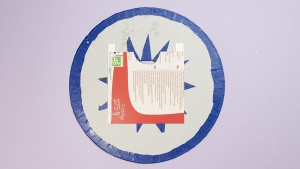 plak de onderdelen van het luikje op de basisvorm 