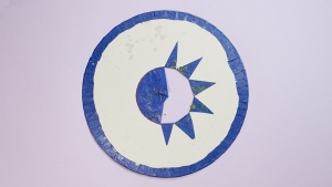 Plak de basis vorm op het vliegerpapier en plak de randen om