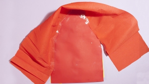 Nu plak je de strook crêpe-papier vast aan het mijter-deel en daarna ook aan het ander mijter-deel