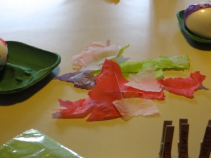 Servetten zijn er in alle kleuren en maten, scheur ze in stukken en gebruik alleen de bedrukte delen