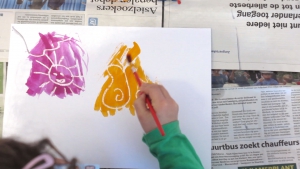 Zet wat ecoline klaar en laat je kind over de tekening schilderen