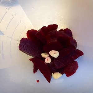 Laat je kind alle ingrediënten van dit humus recept samenvoegen in een kom