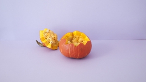 Snij een deksel uit de pompoen