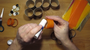 Doe een beetje lijm op de randen