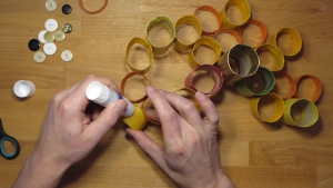 Om het spel extra stevigheid te geven kun je daar waar de randen elkaar raken de kokertjes met wat lijm vast plakken