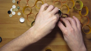 Bij alle naden kun je het spelletje vast plakken met plakband