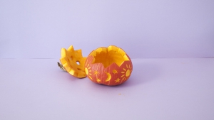 versier de pompoen door figuurtjes in de schil te snijden