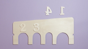 Versier het spel, in dit geval met houten cijfers