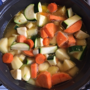 Water toevoegen zodat de groenten net onder water staan