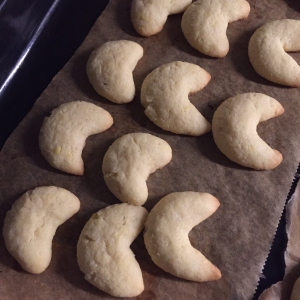 Als de kerstkoekjes uit de oven komen laat je ze even afkoelen