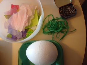 Knutselen met je kind is leuk, en wat is er nu leuker dan samen versieringen te maken voor pasen, dit zijn de spullen die je nodig hebt.