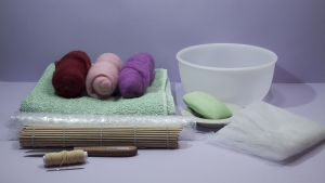 Wat heb je nodig om zelf zo'n mooie ketting te maken met zelfgemaakte kralen van vilt?