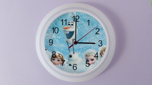 Zelfgemaakt klok met leuke afbeelding van Frozen