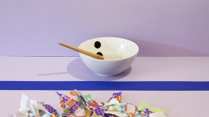 Maak de lijm aan en zet alles klaar om het strookje te beplakken