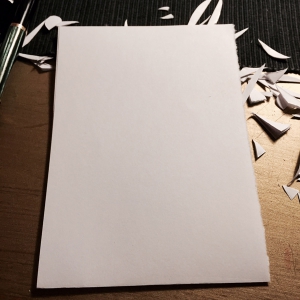 Deel het a4tje in tweeën zodat je mooie kleine sneeuwvlokken kunt maken