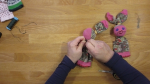 Door de andere kant van de hiel ook dicht te maken onstaat het hoofd van je sokpop