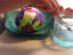 Laat je kind het piepschuimen ei insmeren met hobbylijm