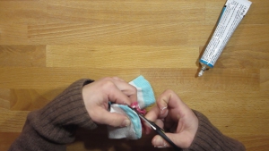 knop het overtollige stof weg