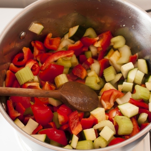 Laat je kind alle sneden groenten is de pan doen