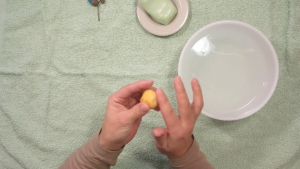 doe weer zeep over de wol en wrijf en aai net zolang tot het weer één geheel wordt