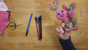 door twee gaatjes te maken kan je kind met zijn vingers twee armpjes maken