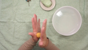 Hoe langer je draait hoe harder het bolletje wordt.