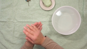 Draai het stukje wol tussen je handen zonder druk uit te oefenen.