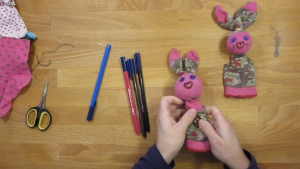 Op deze manier kun je de nek van de sokpop wat verstevigen