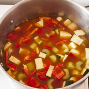 Hoe meer water je toegevoegd hoe sappiger de paprikasoep wordt