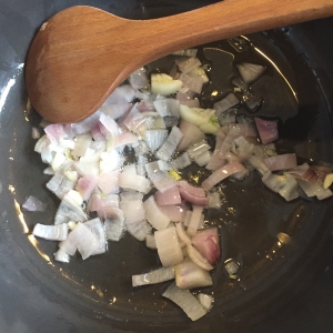 Fruit de uitjes en doe er eventueel knoflook bij, dat geeft een heerlijke geur in huis waardoor iedereen al trek krijgt