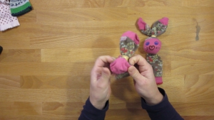 Door een elastiekje rond de bovenkant van de hiel te binden maak je de eerste twee delen van je sokpop