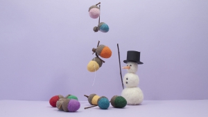 Naast mooie eikeltjes van vilt kun je samen met je kind ook andere leuke dingen maken en doen met vilten balletjes