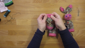 Met het bovenste deel van je sokpop maak je de oren, haren, vlechten of de muts