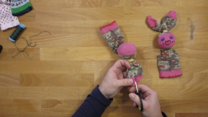 knip het bovenste deel van de sokpop in zodat er twee delen ontstaan