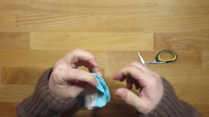 Knip de sok open op de naad bij de tenen