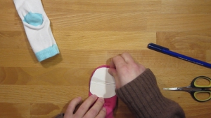 Knip de vorm ook uit een stuk stof of karton