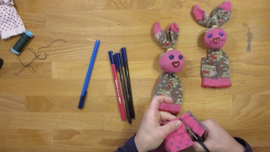 Je kunt delen van andere sokken ook gebruiken om je handpop verder aan te passen