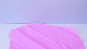 Knip het crepepapier rond