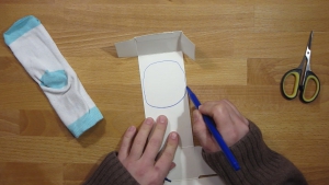 teken de vorm van de mond op het karton